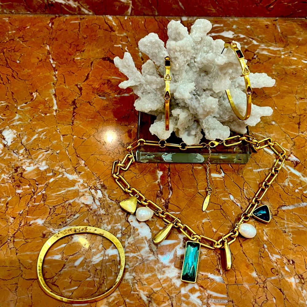 Gold-plated necklace/hoop earrings/bracelet set.